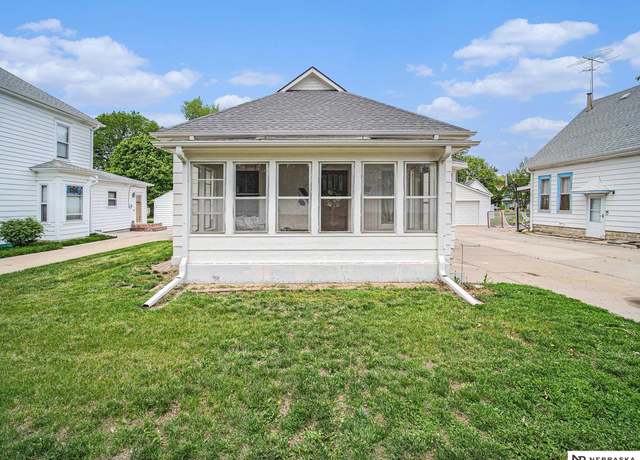 Property at 5010 Greenwood St, Lincoln, NE 68504, 2 beds, 1 bath