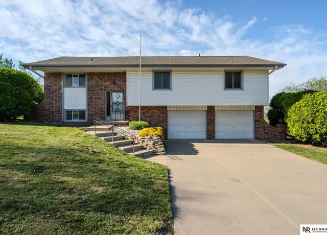 Property at 1010 Grenoble Dr, Bellevue, NE 68123, 3 beds, 2 baths