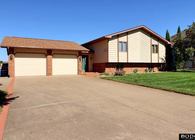 Property at 5101 Ventura Dr, Fremont, NE 68025, 4 beds, 3 baths