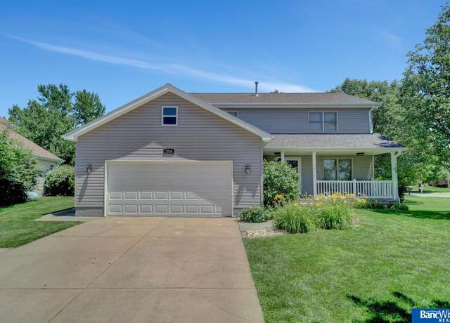 Property at 7530 S 29th St, Lincoln, NE 68516, 4 beds, 3.5 baths