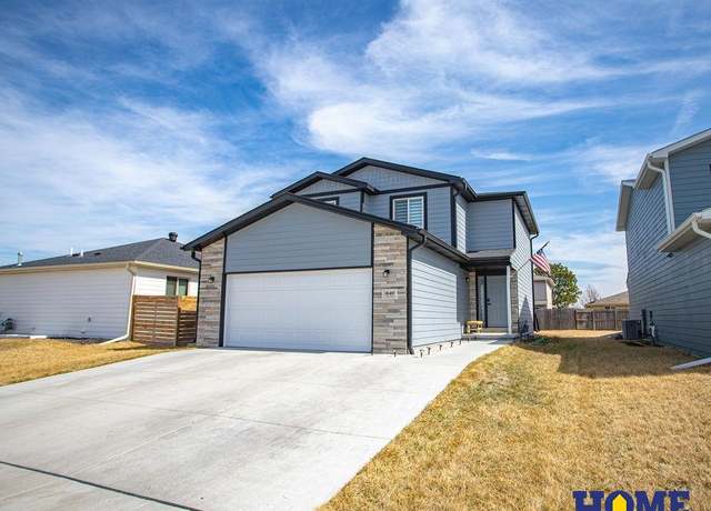 Property at 1640 SW 28th St, Lincoln, NE 68522, 3 beds, 2.5 baths