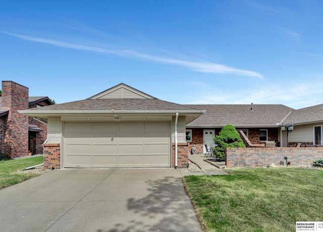 Property at 1130 Rockhurst Dr, Lincoln, NE 68510, 2 beds, 2 baths