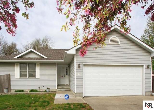 Property at 1001 N 53rd St, Lincoln, NE 68504, 4 beds, 3 baths