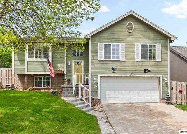 Property at 6432 N 149th St, Omaha, NE 68116, 3 beds, 2 baths