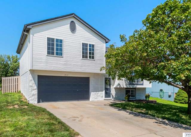 Property at 19114 T St, Omaha, NE 68135, 3 beds, 2 baths