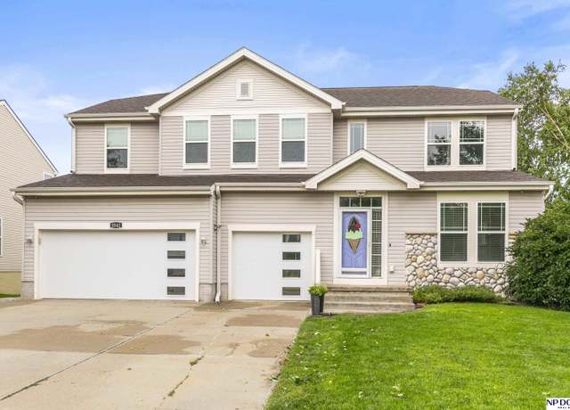 Property at 5541 S 161 St, Omaha, NE 68135, 5 beds, 3.5 baths