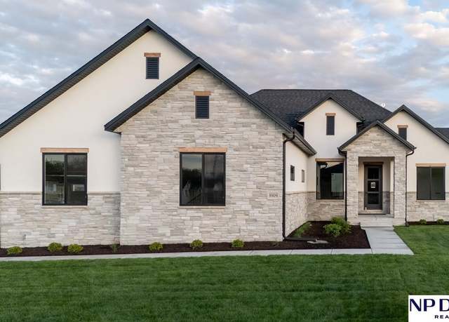 Property at 8909 Appaloosa Ln, Lincoln, NE 68520, 5 beds, 3.5 baths