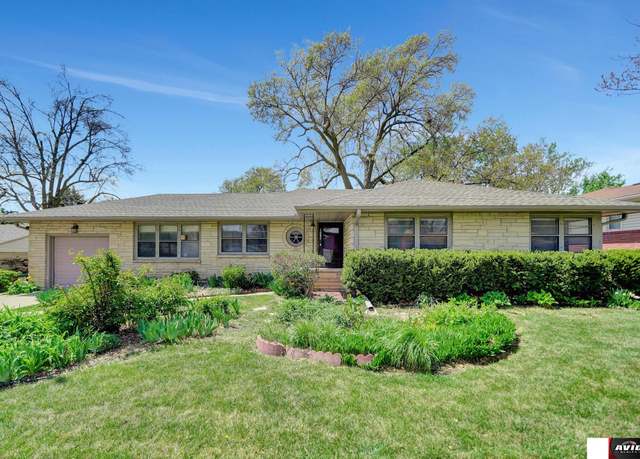 Property at 1435 Ridgeway Rd, Lincoln, NE 68506, 4 beds, 2.5 baths