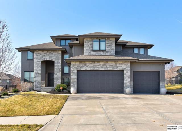 Property at 17511 Ridgemont St, Omaha, NE 68136, 5 beds, 4.5 baths
