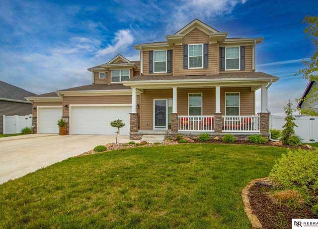 Property at 3322 N 92nd St, Lincoln, NE 68507, 5 beds, 2.5 baths