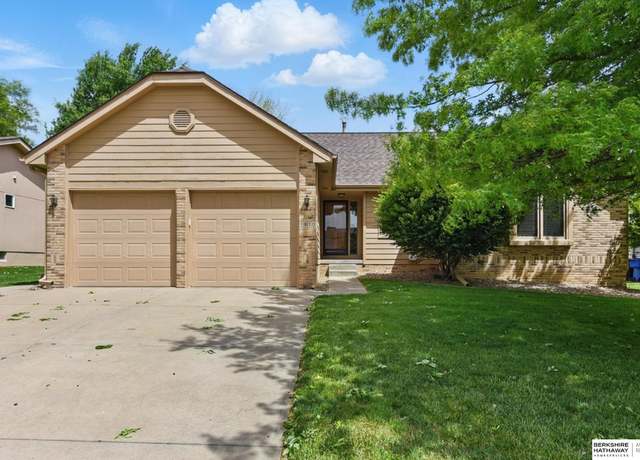 Property at 1910 Skyhawk Ave, Papillion, NE 68133, 4 beds, 3 baths