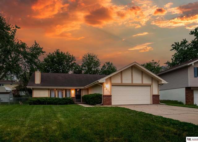 Property at 2211 Scarborough Dr, Bellevue, NE 68123, 3 beds, 2 baths
