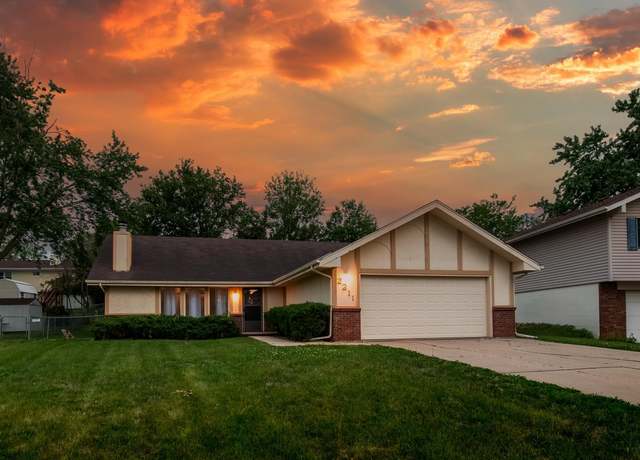 Property at 2211 Scarborough Dr, Bellevue, NE 68123, 3 beds, 2 baths