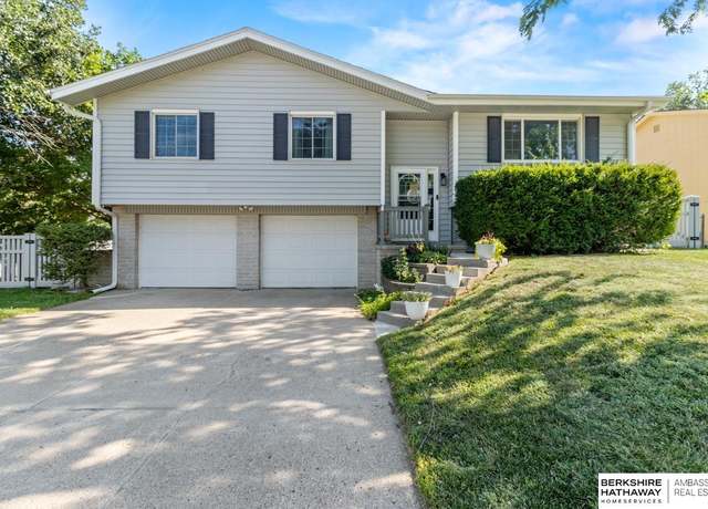 Property at 3001 Lynnwood Dr, Bellevue, NE 68123, 4 beds, 2.5 baths