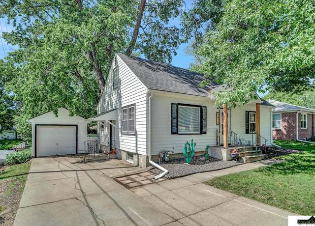 Property at 4415 South St, Lincoln, NE 68506, 3 beds, 2 baths