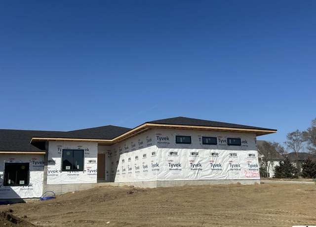 Property at 2305 S 90th Cir, Lincoln, NE 68520, 3 beds, 3 baths