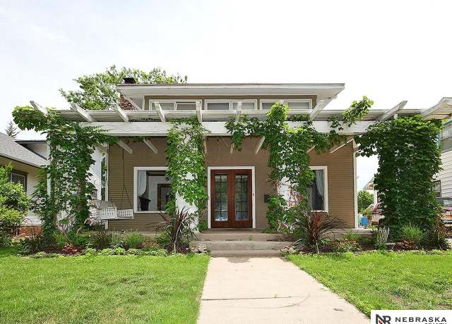 Property at 810 S 35th St, Lincoln, NE 68510, 3 beds, 2 baths