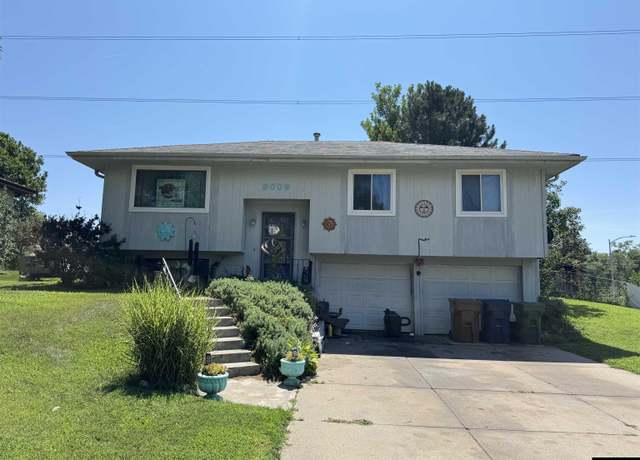 Property at 3009 Columbus Ave, Bellevue, NE 68005, 3 beds, 2 baths