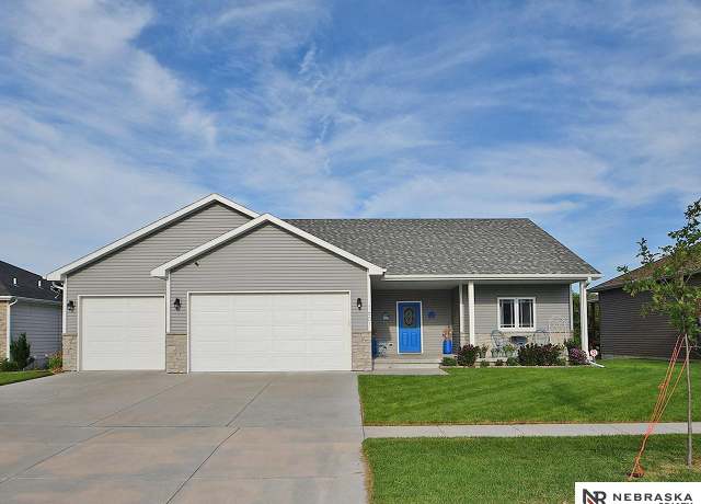 Property at 1601 NW 52nd St, Lincoln, NE 68528, 4 beds, 3 baths