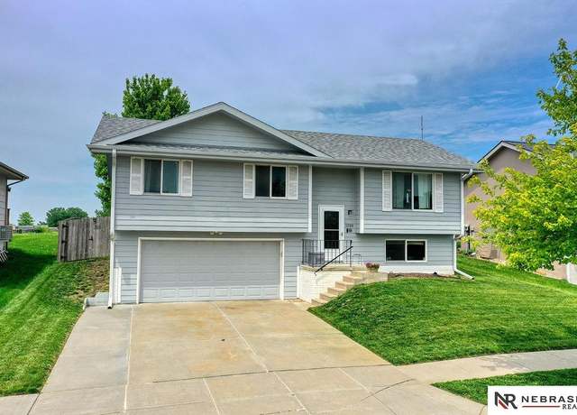 Property at 2233 NW 57 St, Lincoln, NE 68528, 3 beds, 2 baths