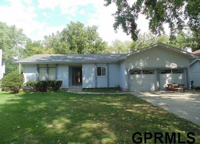Property at 2940 Leawood Dr, Bellevue, NE 68123, 3 beds, 2 baths