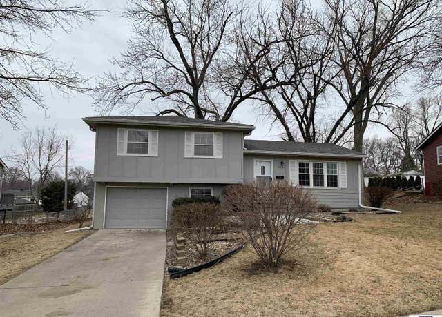 Property at 12421 Seldin Dr, Omaha, NE 68144, 3 beds, 2 baths