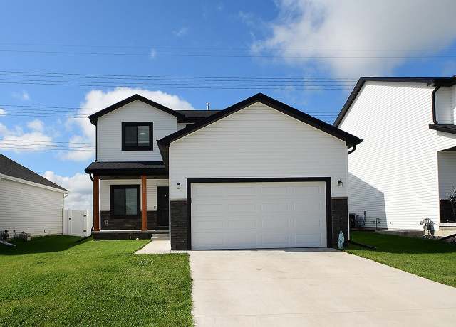 Property at 1015 W Panorama Rd, Lincoln, NE 68523, 3 beds, 2.5 baths