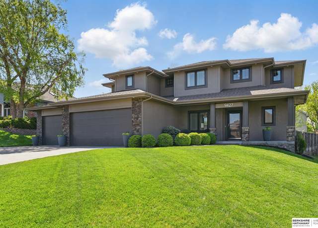 Property at 9427 Park View Blvd, La Vista, NE 68128, 3 beds, 2.5 baths