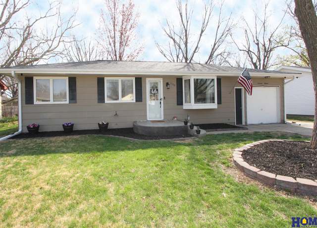 Property at 1700 N 18th St, Beatrice, NE 68310, 3 beds, 3 baths