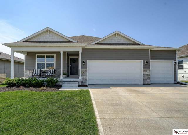 Property at 4565 Lawnwood Dr, Bellevue, NE 68133, 4 beds, 3 baths