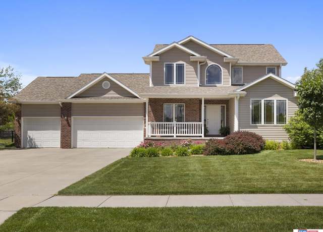 Property at 9550 Forest Glen Dr, Lincoln, NE 68526, 4 beds, 3.5 baths