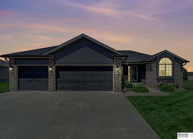 Property at 2415 E 15th St, York, NE 68467, 4 beds, 3 baths