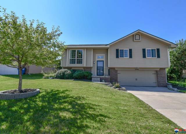Property at 12945 Hartman Ave, Omaha, NE 68164, 3 beds, 2.5 baths