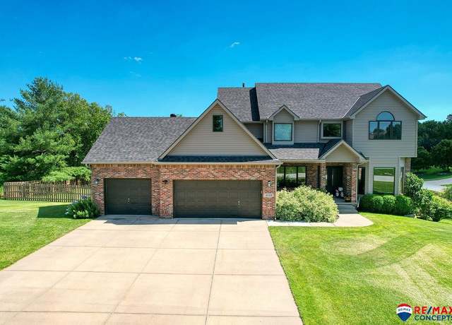 Property at 16569 Summit Dr, Omaha, NE 68136, 4 beds, 3.5 baths