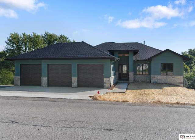 Property at 4802 Lakeland Dr, Blair, NE 68008, 3 beds, 2.5 baths