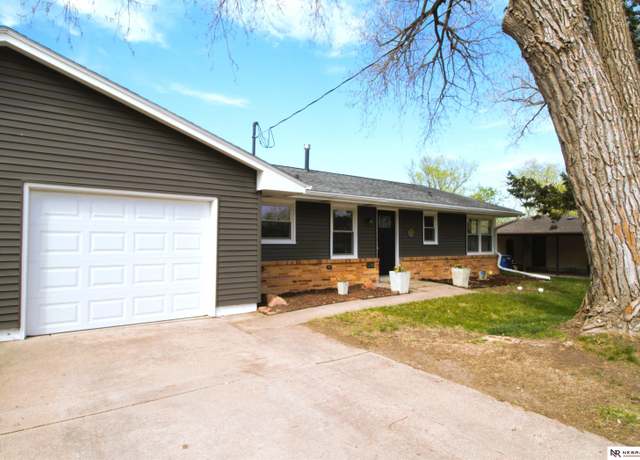 Property at 5100 W Benton St, Lincoln, NE 68524, 2 beds, 1 bath