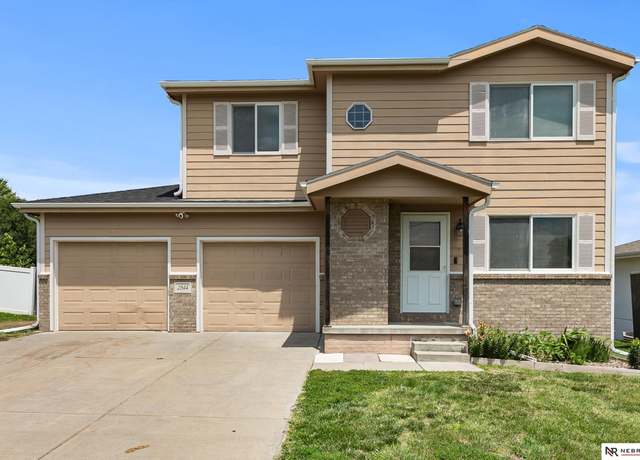 Property at 2544 W South St, Lincoln, NE 68522, 3 beds, 2.5 baths