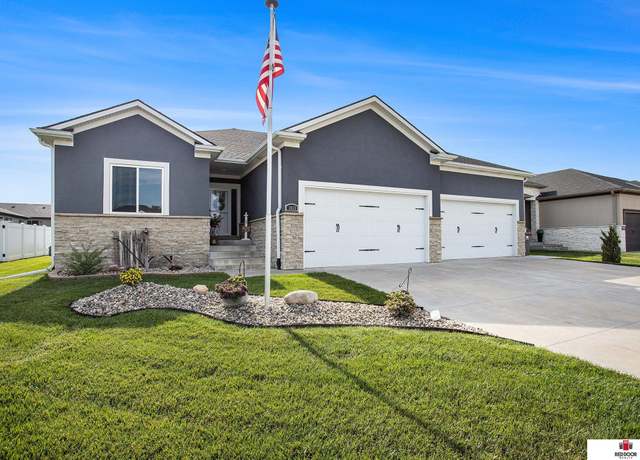 Property at 3033 N 95th St, Lincoln, NE 68507, 4 beds, 3 baths