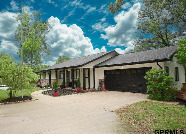 Property at 444 Skyline Dr, Omaha, NE 68022, 4 beds, 3 baths