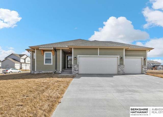 Property at 10205 S 110th St, Papillion, NE 68046, 4 beds, 3 baths