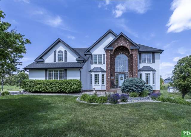 Property at 3902 Fox Ridge Dr, Bellevue, NE 68123, 5 beds, 3.5 baths