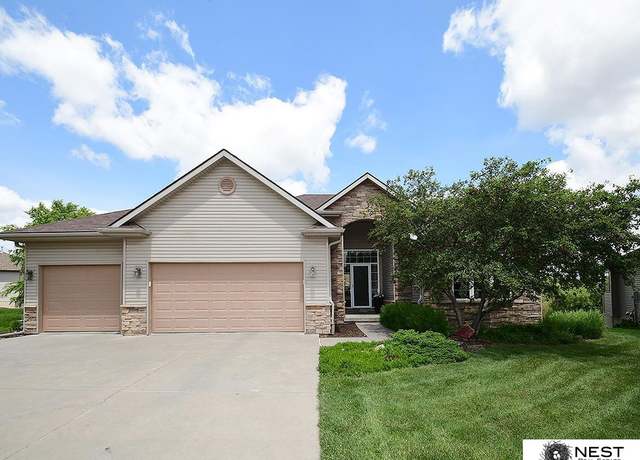 Property at 9712 Andre Cir, Lincoln, NE 68526, 4 beds, 3 baths