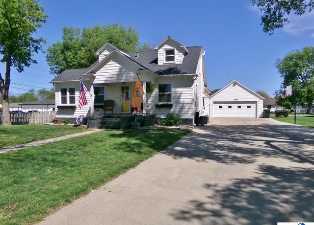 Property at 1904 Ella St, Beatrice, NE 68310, 4 beds, 3 baths