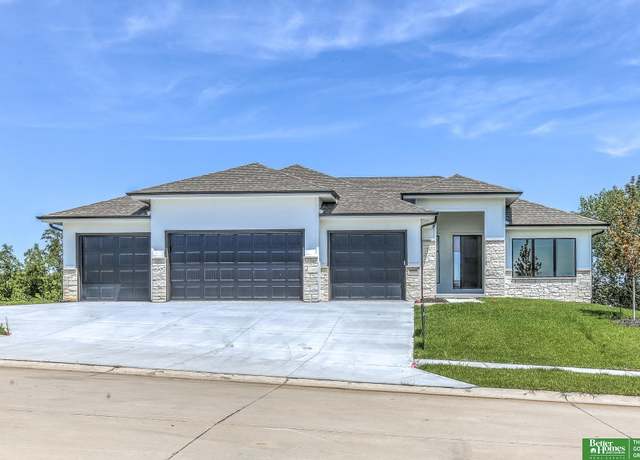 Property at 10008 Laramie St, Papillion, NE 68046, 5 beds, 3 baths