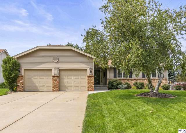 Property at 6712 S 93 St, Omaha, NE 68127, 3 beds, 3 baths