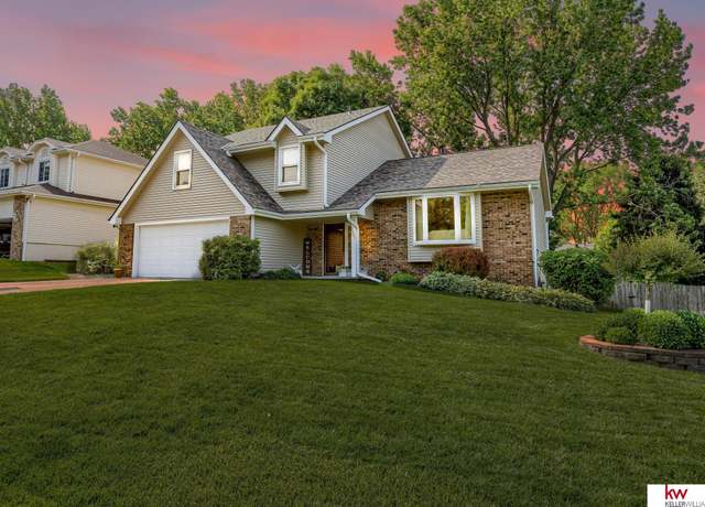 Property at 1007 E Cary St, Papillion, NE 68046, 4 beds, 0.5 baths