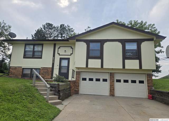 Property at 9315 Clubhouse Cir, Plattsmouth, NE 68048, 3 beds, 2.5 baths
