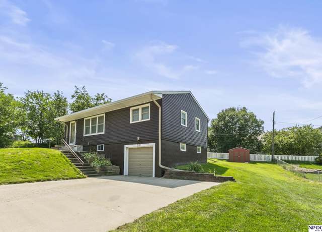 Property at 2101 Power Dr, Bellevue, NE 68005, 3 beds, 1 bath