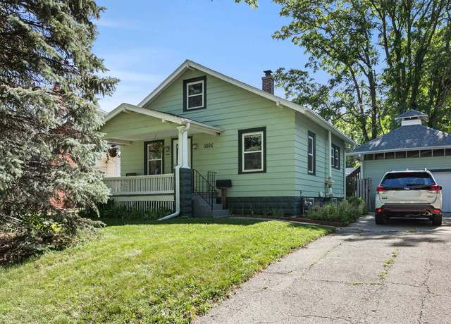 Property at 1026 S 33rd St, Lincoln, NE 68510, 2 beds, 2.5 baths