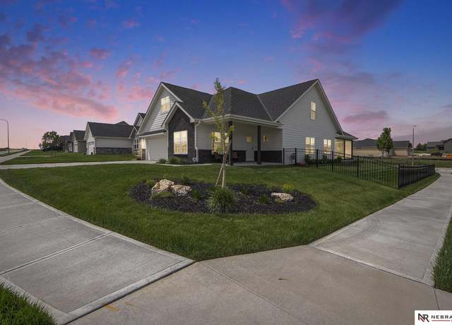Property at 12352 Horizon St, Papillion, NE 68046, 3 beds, 3 baths